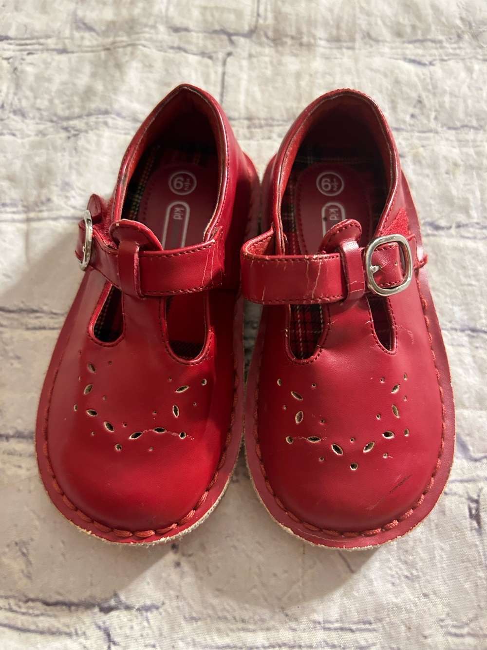 KIDS CONNECTION GIRLS RED T-STRAP MARY JANE BUCKLE CUTOUTS STITCHING SHOES 6.5